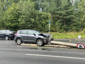 На выезде из Лисьего Носа в сторону СПб упал обломок столба.